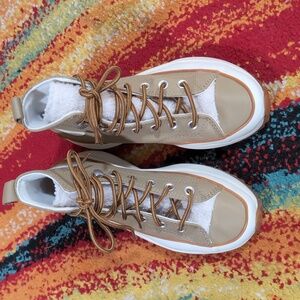Converse Run Star Hike Platform High Top Sneakers Tan Beige Gum Sole 5.5